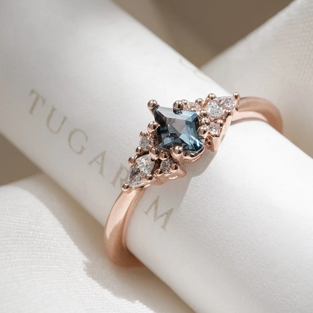 Dise&ntilde;o personalizado | Anillo de compromiso con Espinela 💍✨

En Tugarim convertimos tus ideas en una pieza &uacute;nica que cuenta su historia de amor.

Mira el anillo que Adri&aacute;n nos encarg&oacute;. 😍

Buscaba un anillo de compromiso 