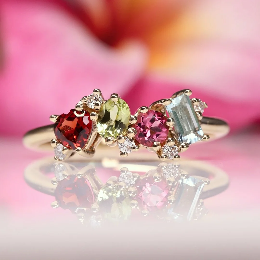 Love Story 🥰

Cristy nos contact&oacute; buscando un family ring especial con las gemas de nacimiento de su familia:

&bull;  Enero: Granate ❤️
&bull;  Marzo: Aguamarina 🩵
&bull;  Agosto: Peridoto 💚
&bull;  Octubre: Turmalina 🩷

Le presentamos va