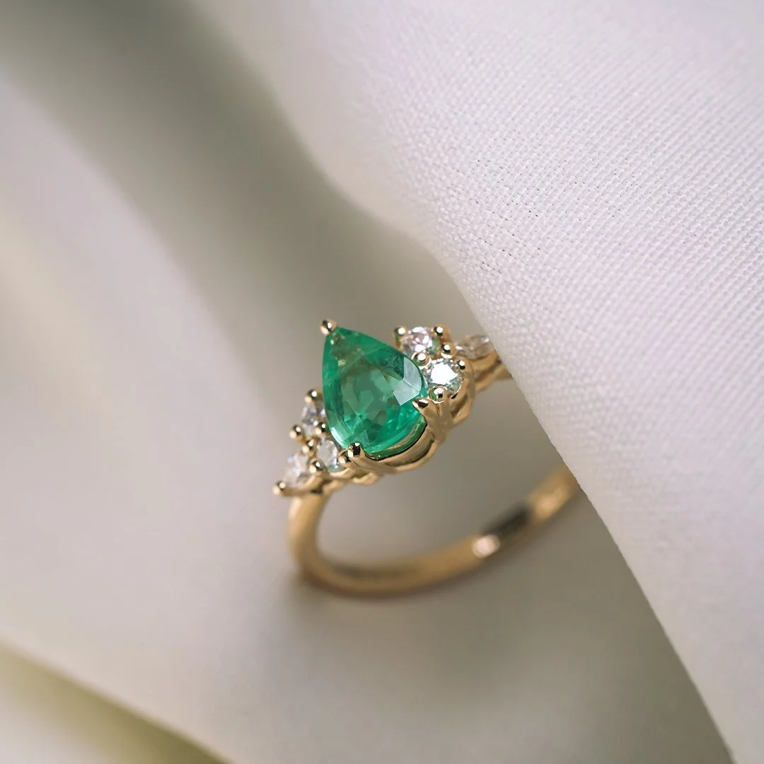 (BIRDIE) Anillo de oro amarillo 14k con esmerlada y diamantes lab - TUGARIM