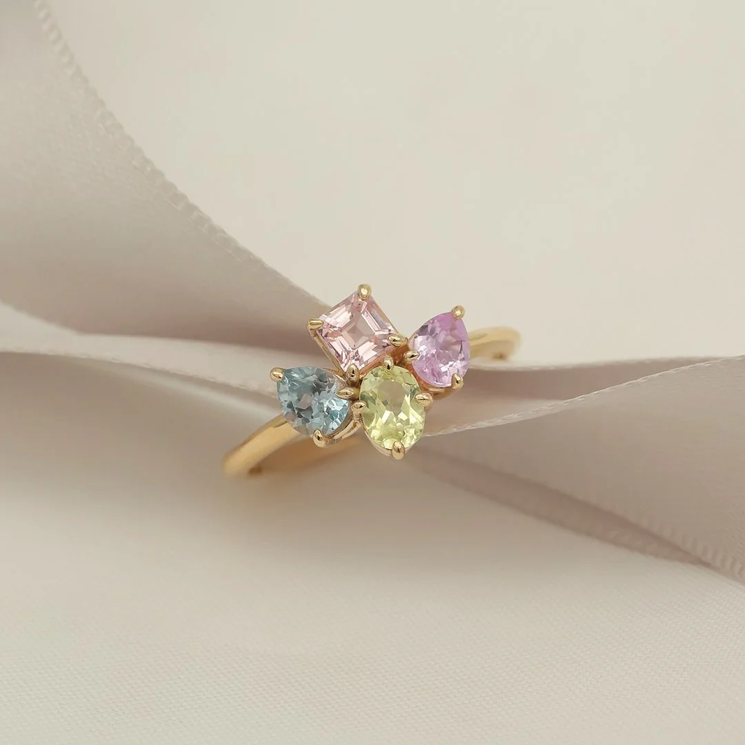 (Ensueño) Anillo de oro amarillo 14k con zafiros pastel - TUGARIM