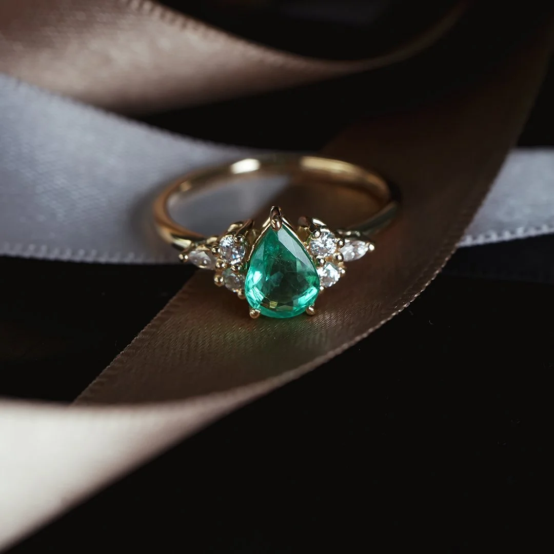 (BIRDIE) Anillo de oro amarillo 14k con esmerlada y diamantes lab - TUGARIM