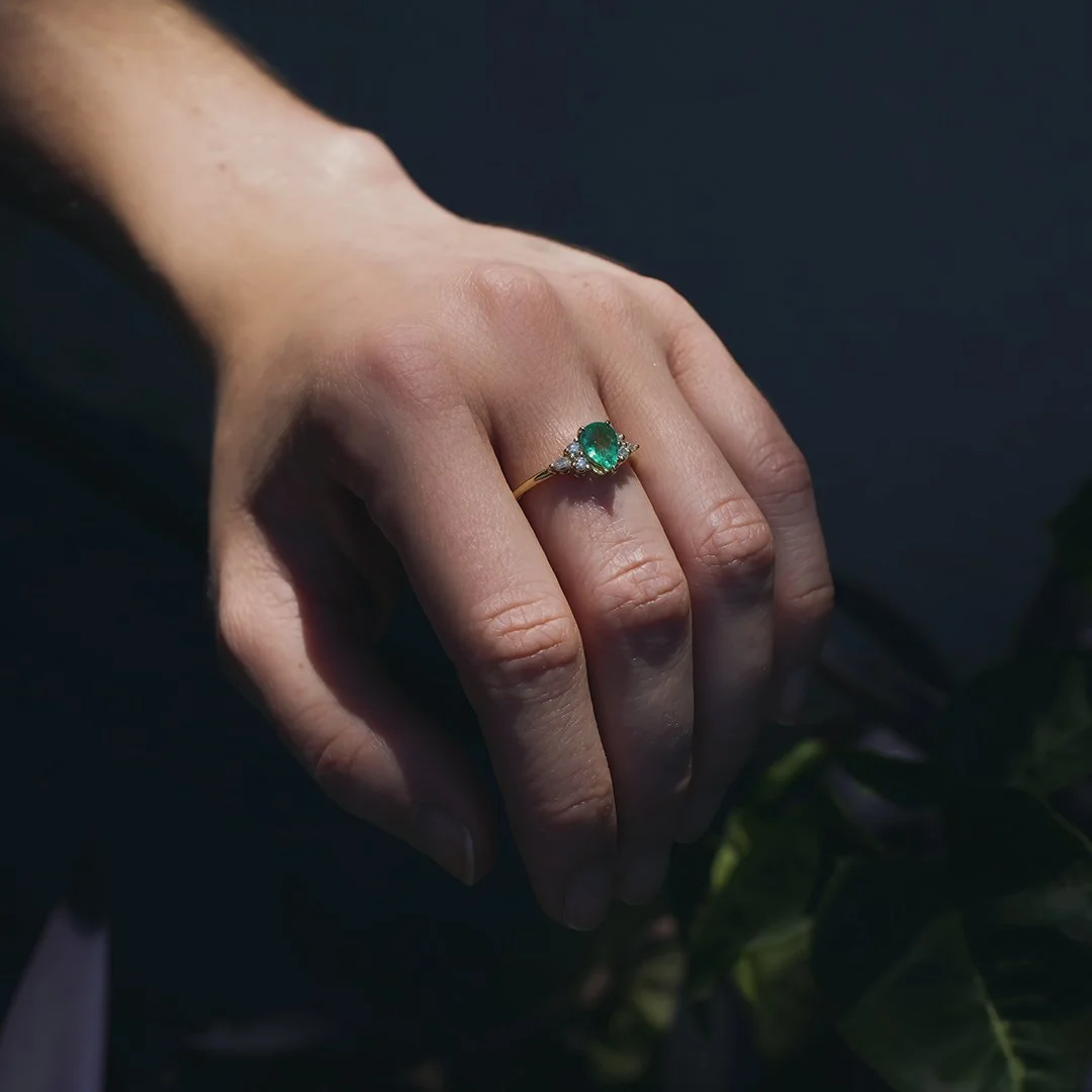 (BIRDIE) Anillo de oro amarillo 14k con esmerlada y diamantes lab - TUGARIM