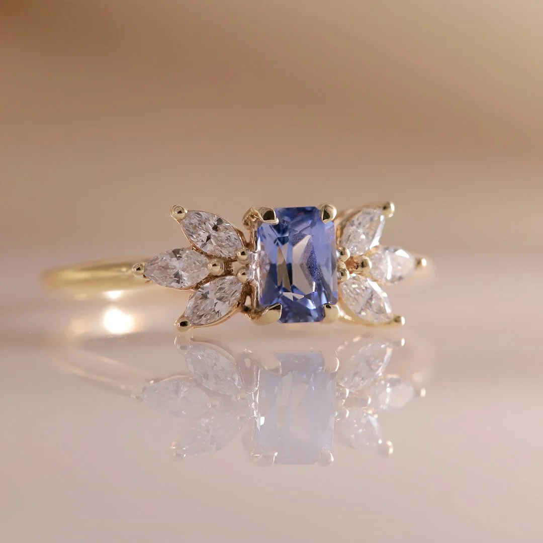Anillo oro amarillo 14k con zafiro azul y diamantes lab - TUGARIM