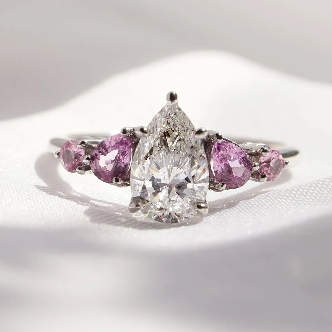 Anillo de oro blanco 14K con diamante IGI y zafiros rosas - TUGARIM