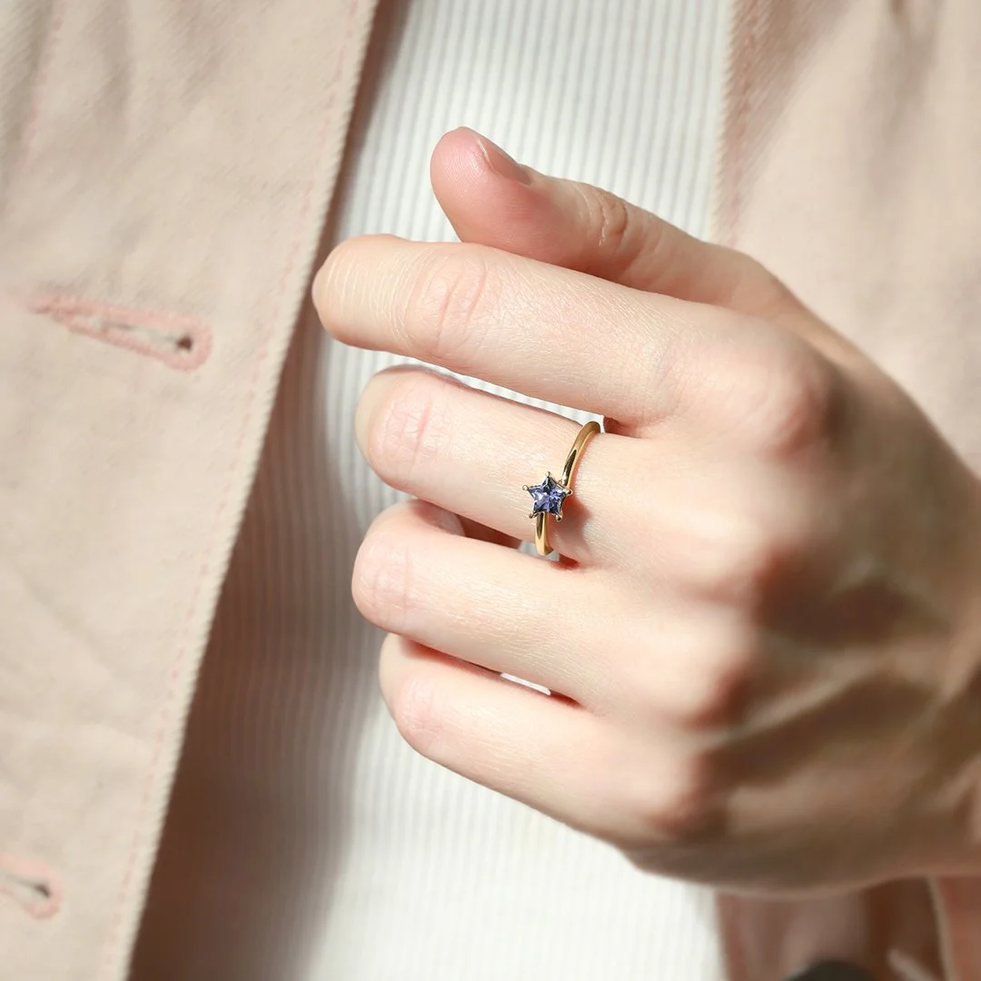 (Maretta) Anillo de oro amarillo 14k con tanzanita estrella - TUGARIM