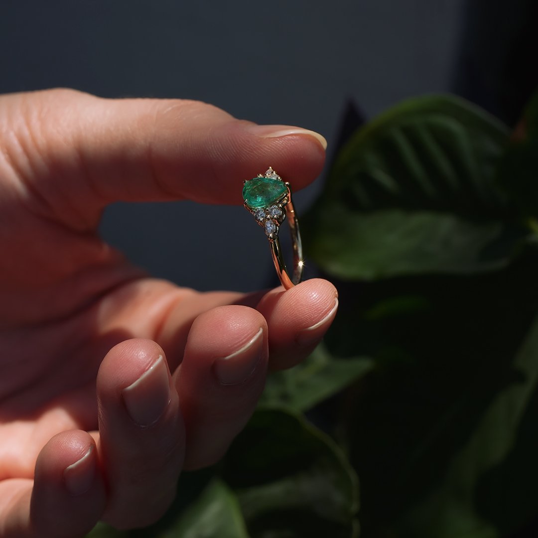 (BIRDIE) Anillo de oro amarillo 14k con esmerlada y diamantes lab - TUGARIM