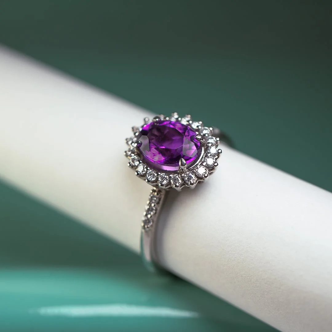 Anillo oro blanco 14k con amatista y diamantes lab
