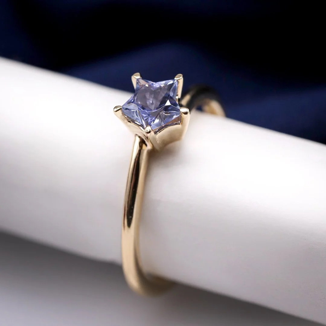 (Maretta) Anillo de oro amarillo 14k con tanzanita estrella - TUGARIM
