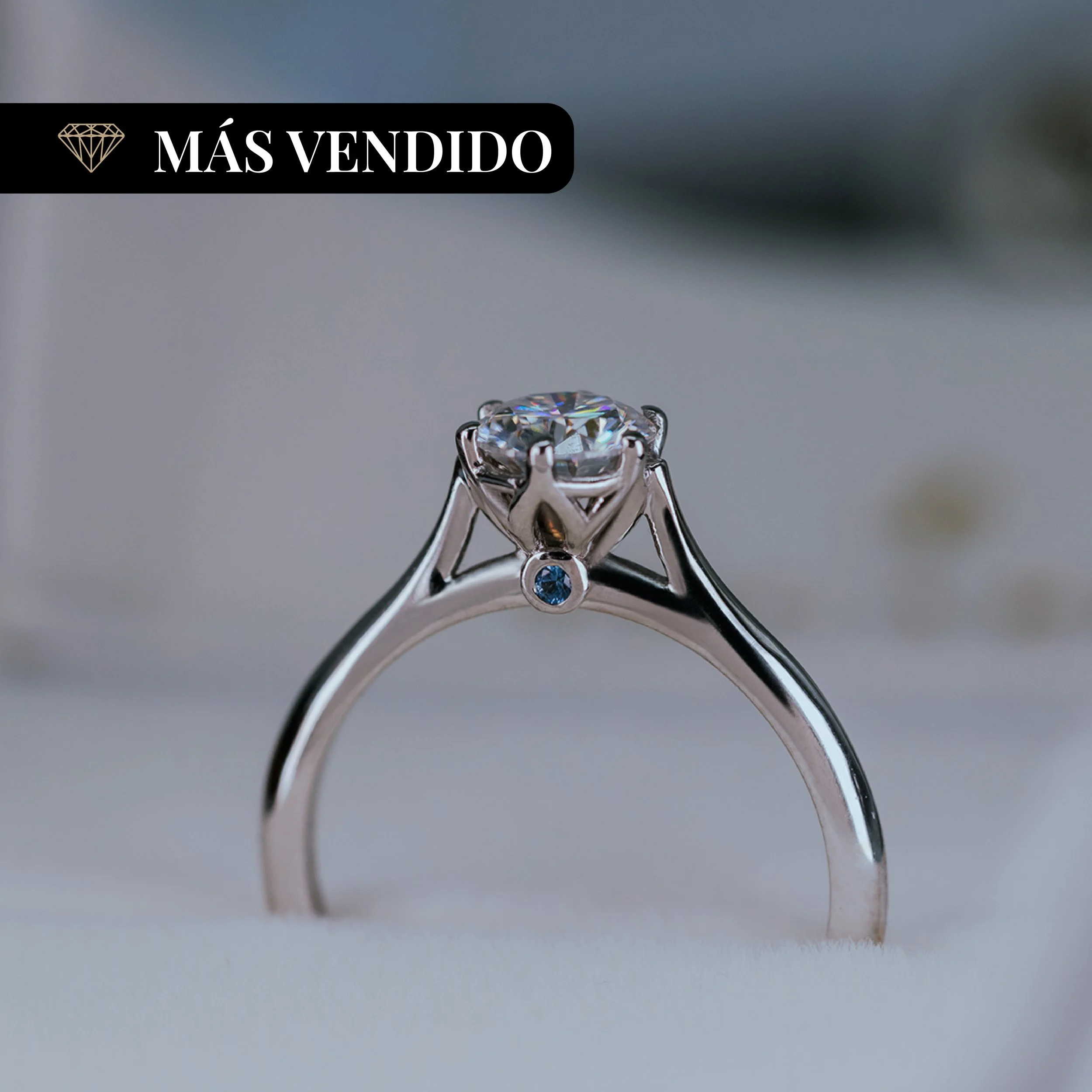 (Loto) Anillo de compromiso de oro blanco 14K con diamante lab con zafiros