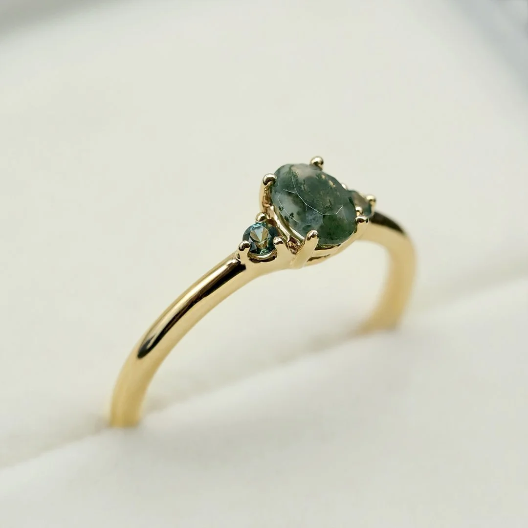 Anillo de oro 14K con ágata musgosa y zafiros verdes - TUGARIM