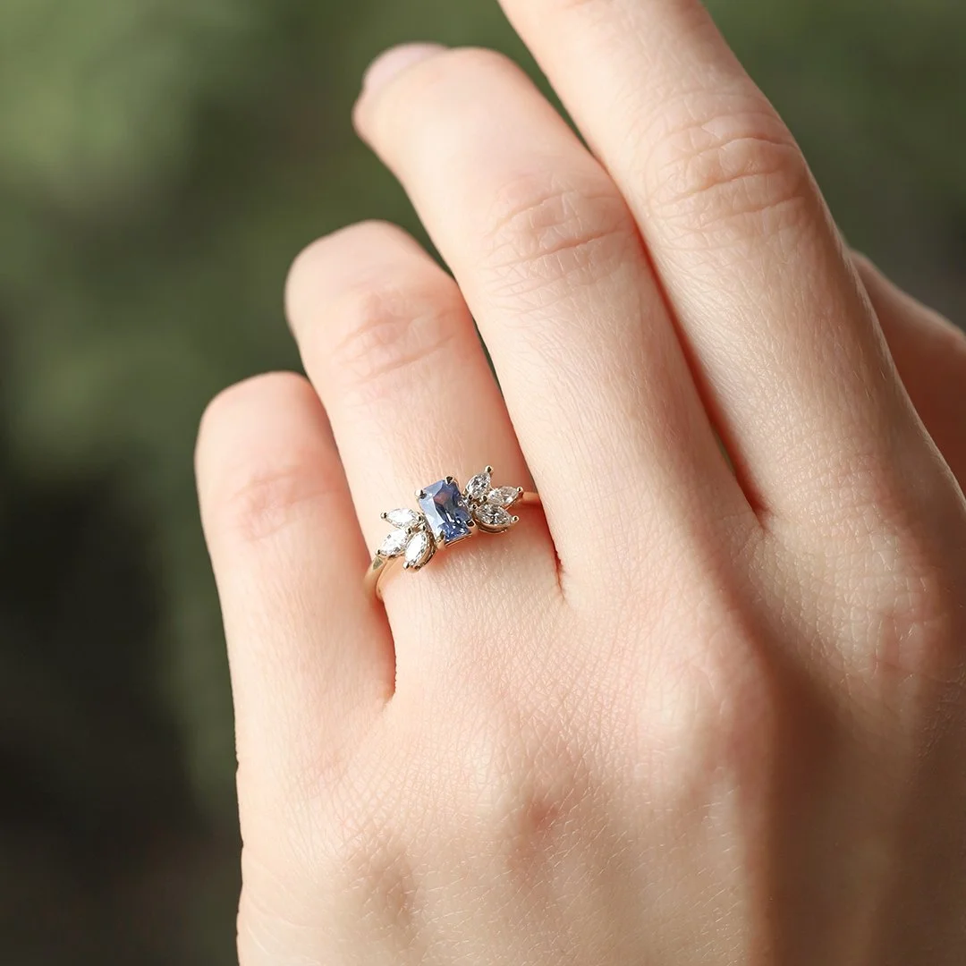 Anillo oro amarillo 14k con zafiro azul y diamantes lab - TUGARIM