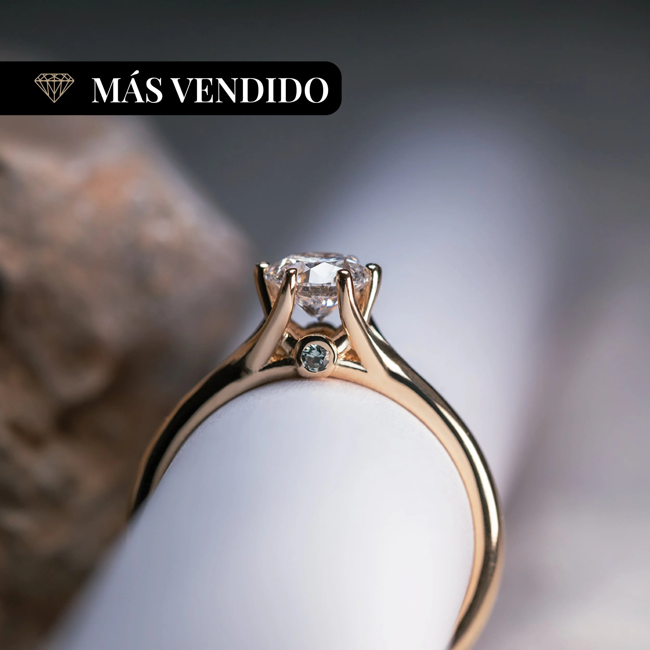 (Treasure) Anillo de compromiso de oro amarillo 14K con diamante lab y zafiros verdes