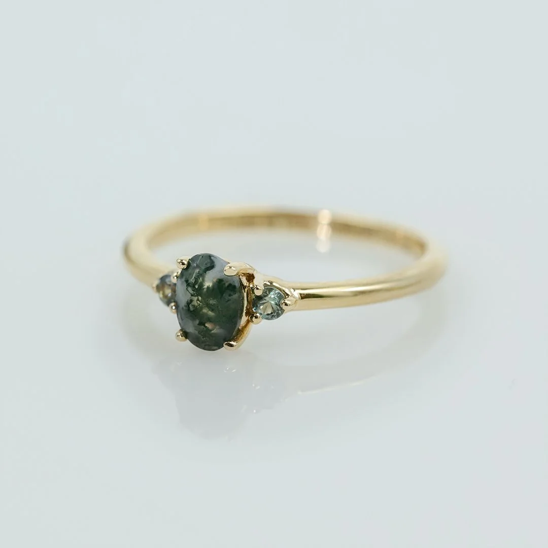 Anillo de oro 14K con ágata musgosa y zafiros verdes - TUGARIM