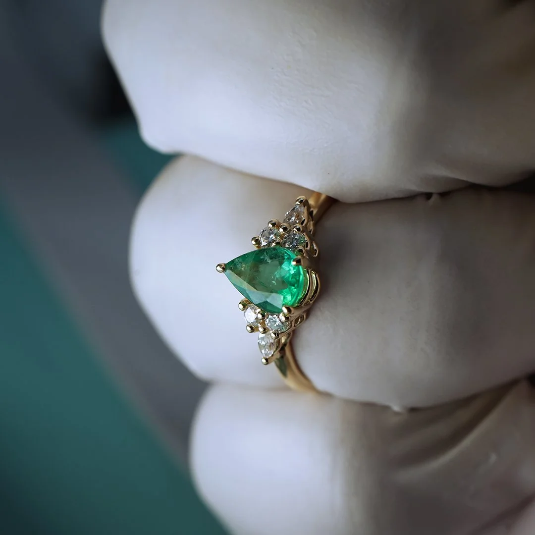 (BIRDIE) Anillo de oro amarillo 14k con esmerlada y diamantes lab - TUGARIM