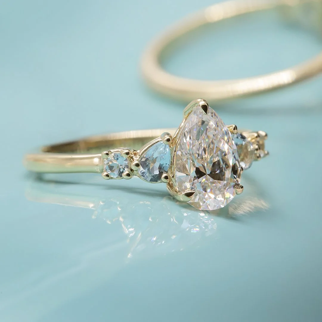 Anillo de oro amarillo 14K con diamante lab y aguamarinas - TUGARIM