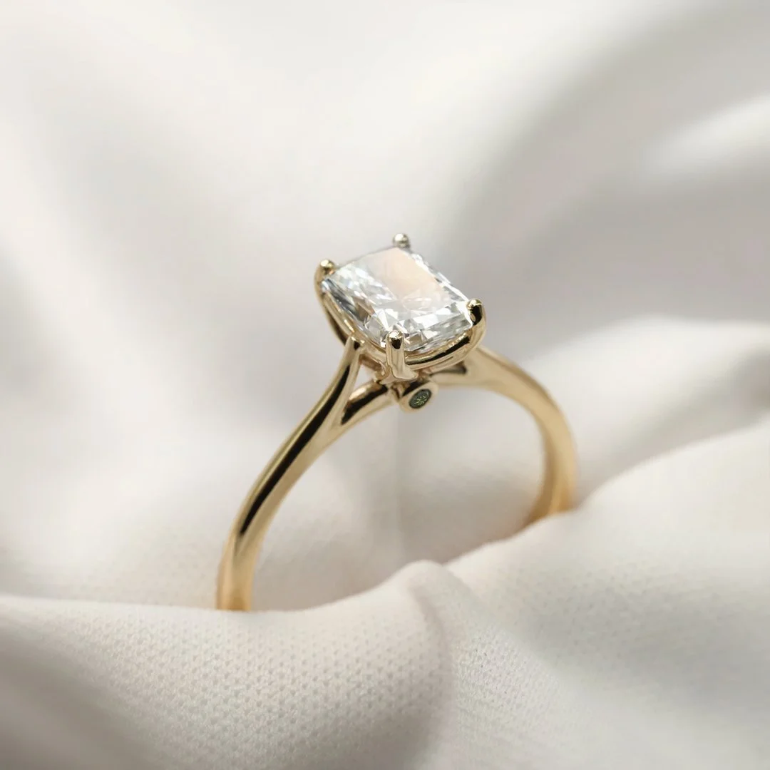 (Loto) Anillo de compromiso de oro amarillo 14K con diamante lab y diamantes verdes - TUGARIM