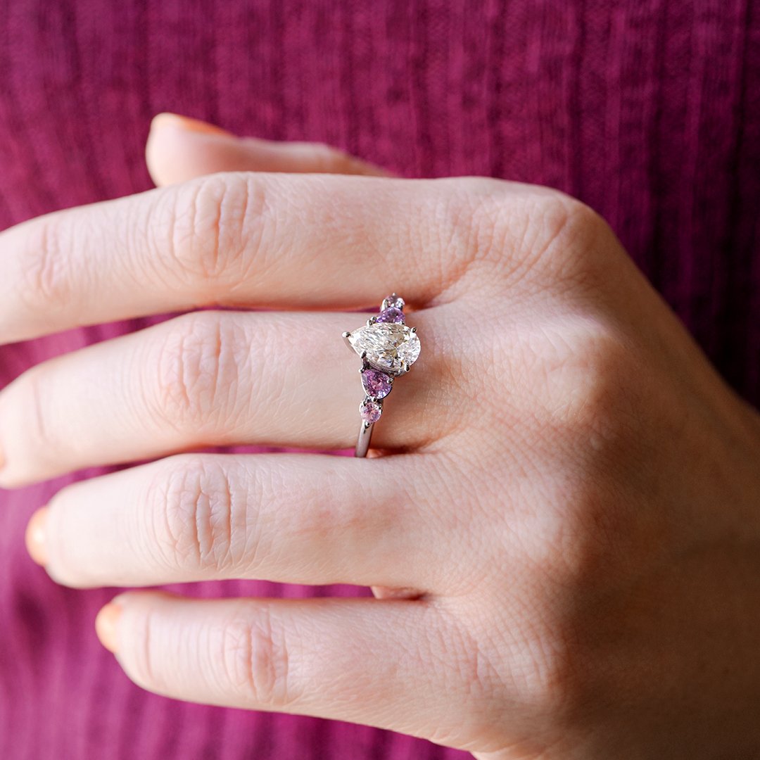 Anillo de oro blanco 14K con diamante IGI y zafiros rosas - TUGARIM