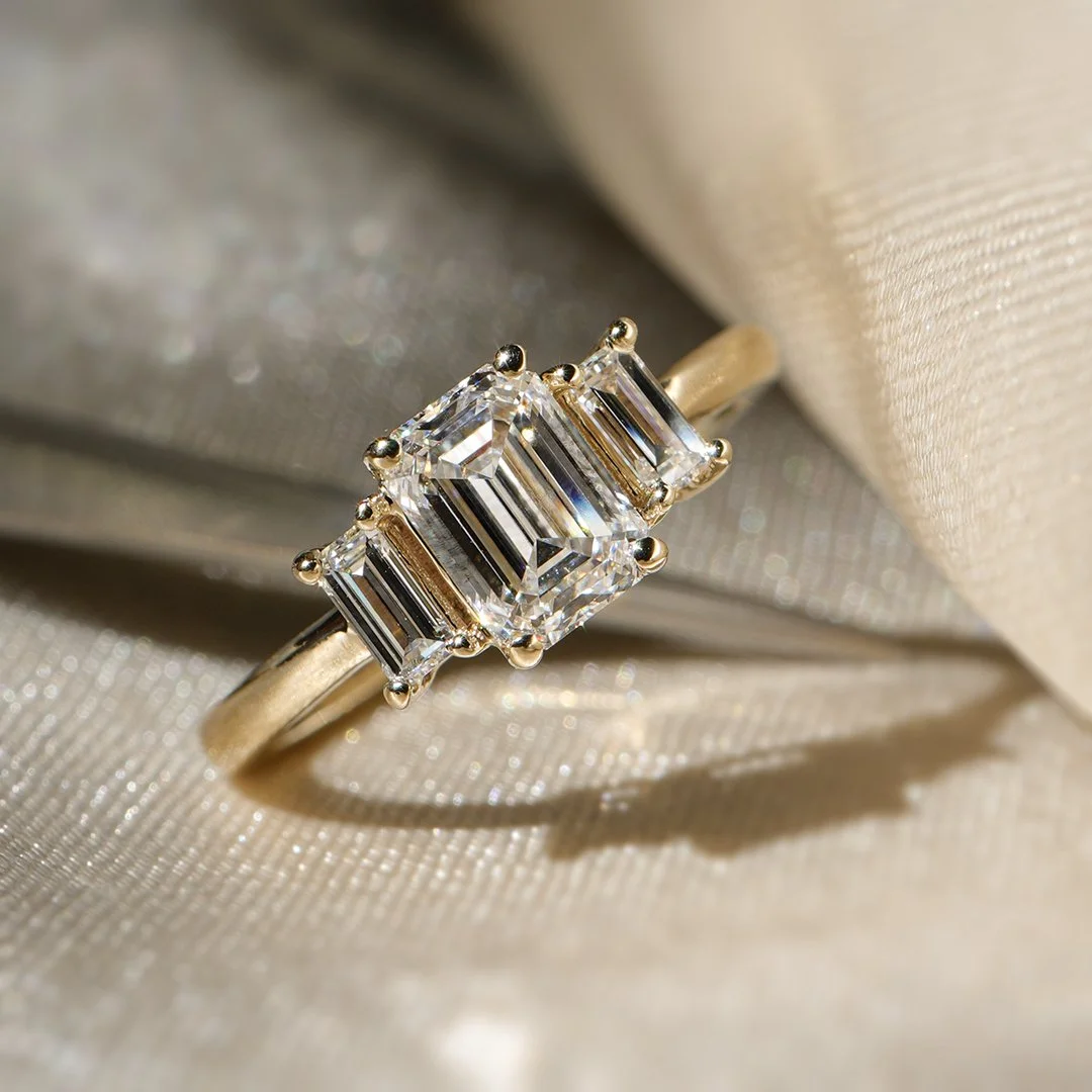 Anillo de compromiso de oro amarillo 14K con diamantes lab
