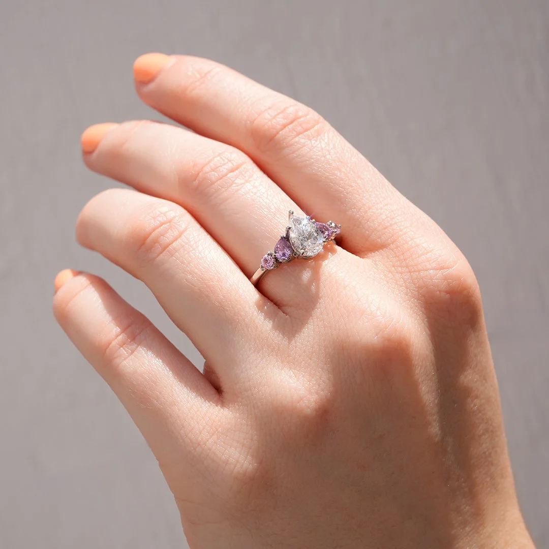 Anillo de oro blanco 14K con diamante IGI y zafiros rosas - TUGARIM
