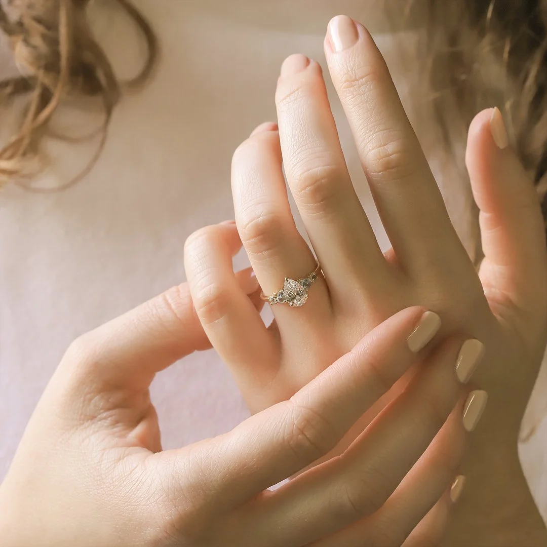 Anillo de oro amarillo 14K con diamante lab y aguamarinas - TUGARIM