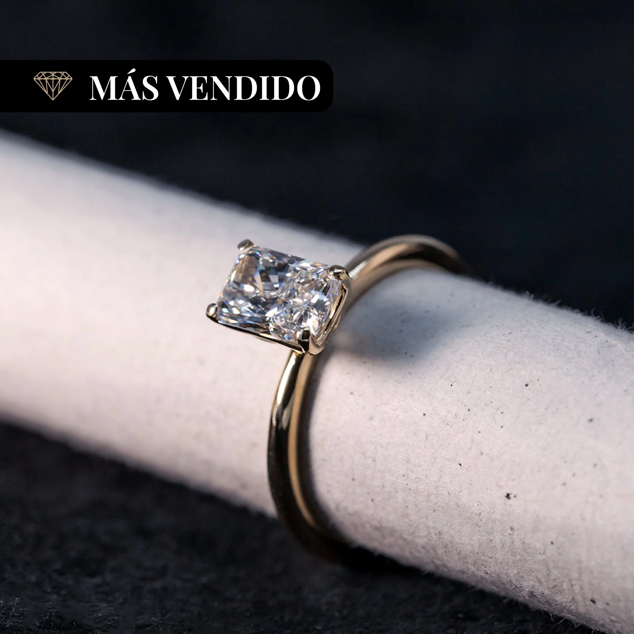 (Loto) Anillo de compromiso de oro amarillo 14K con diamante de laboratorio radiante