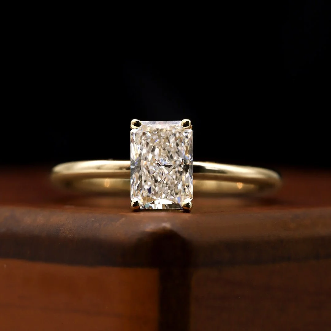 (Loto) Anillo de compromiso de oro amarillo 14K con diamante de laboratorio radiante - TUGARIM