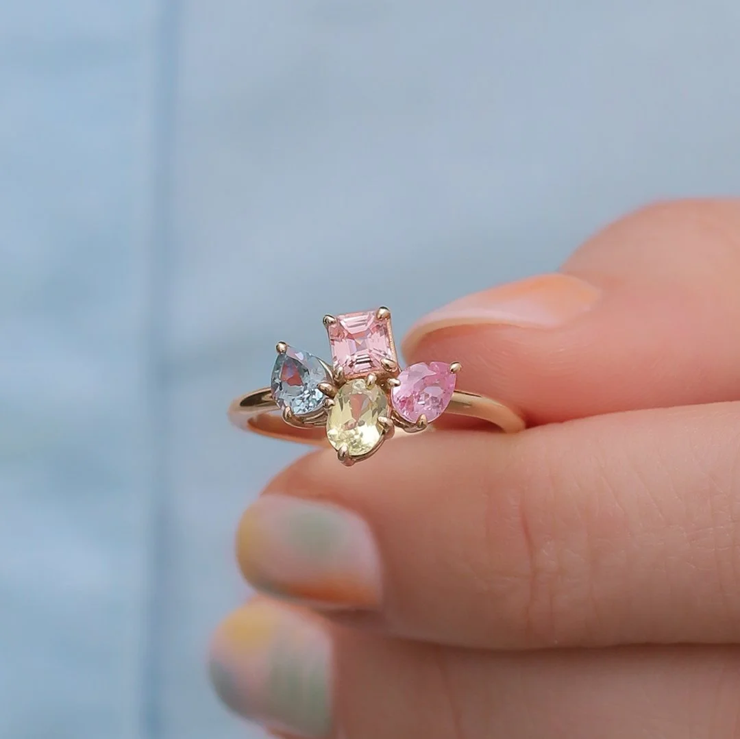 (Ensueño) Anillo de oro amarillo 14k con zafiros pastel - TUGARIM