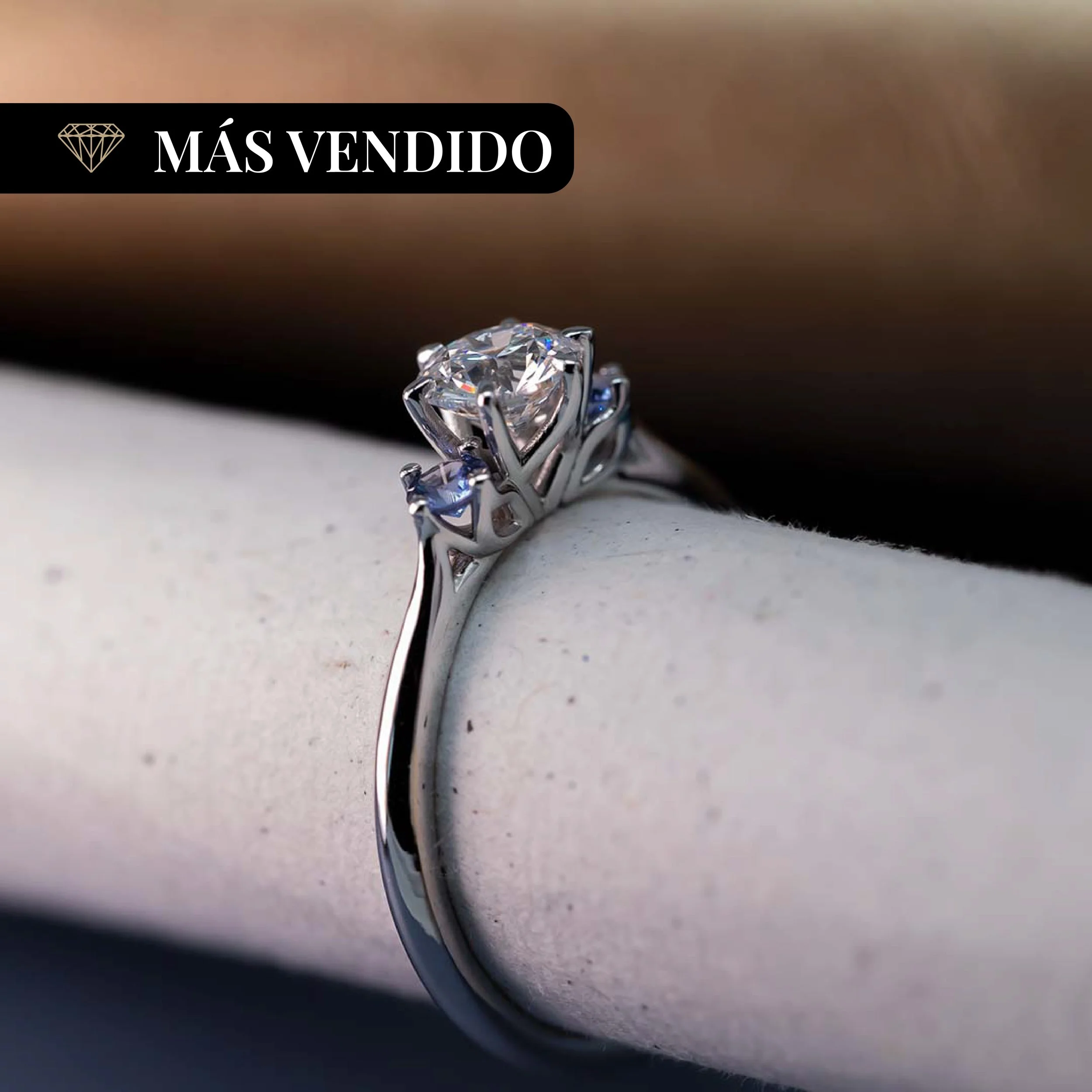 (Tulipán) Anillo de oro blanco 14K con diamante lab y zafiros azules