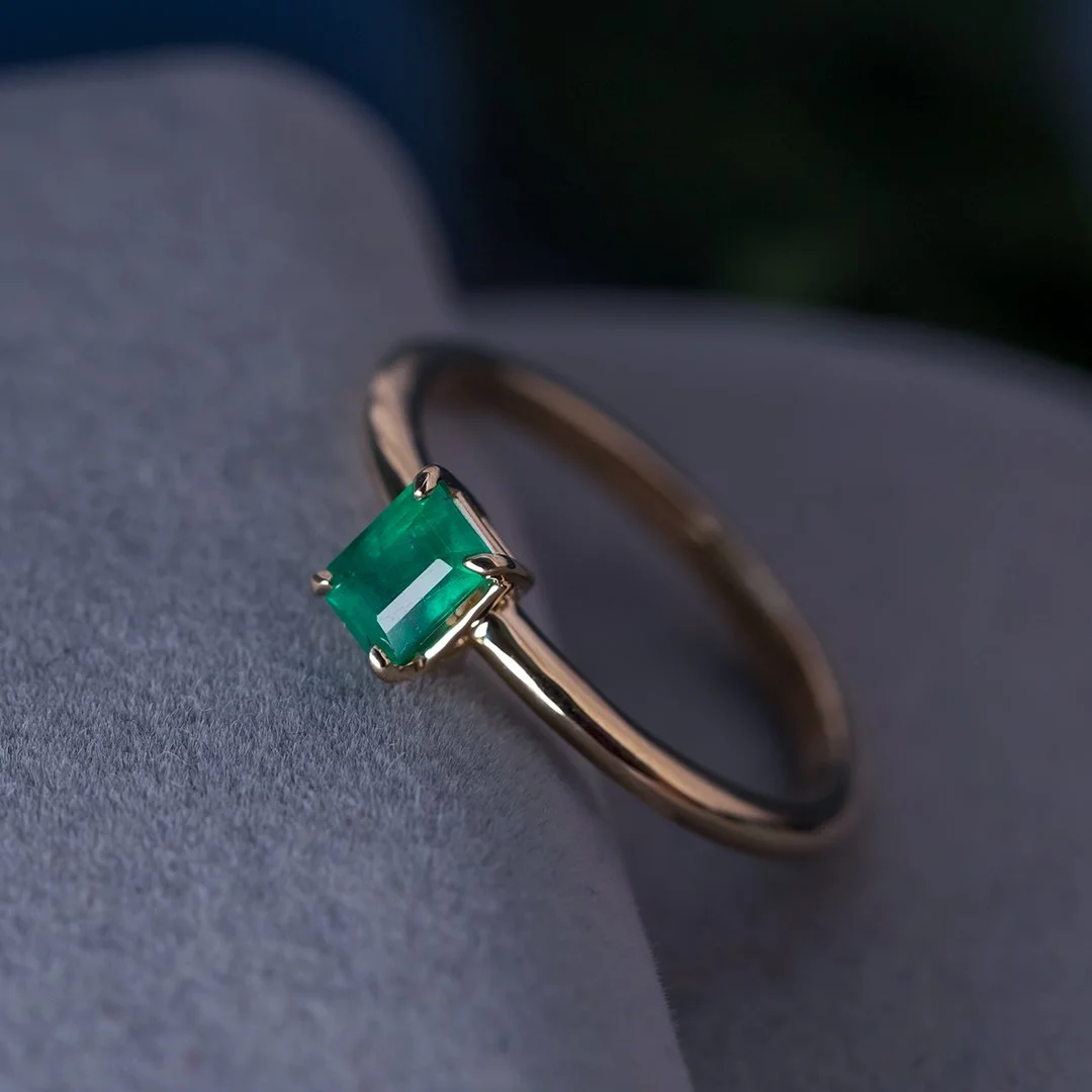 Anillo oro amarillo 14k con esmeralda - TUGARIM