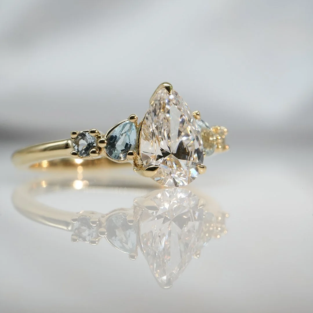 Anillo de oro amarillo 14K con diamante lab y aguamarinas - TUGARIM