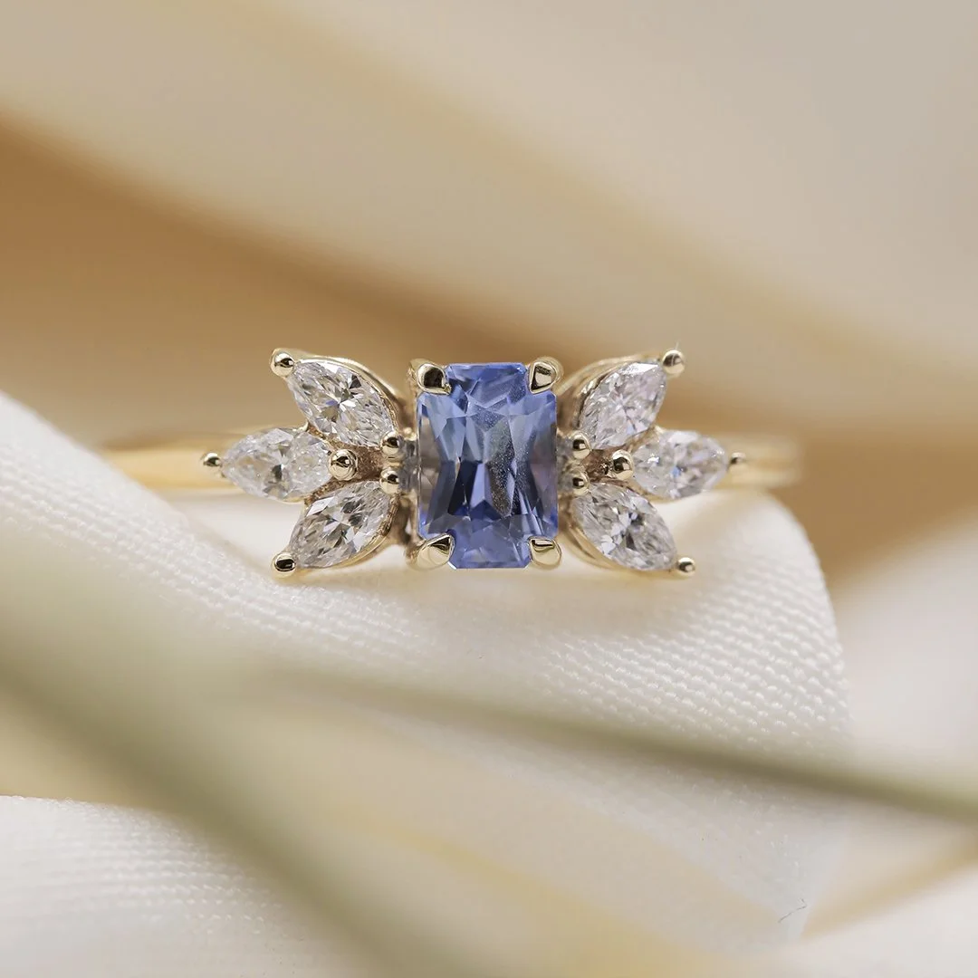 Anillo oro amarillo 14k con zafiro azul y diamantes lab - TUGARIM