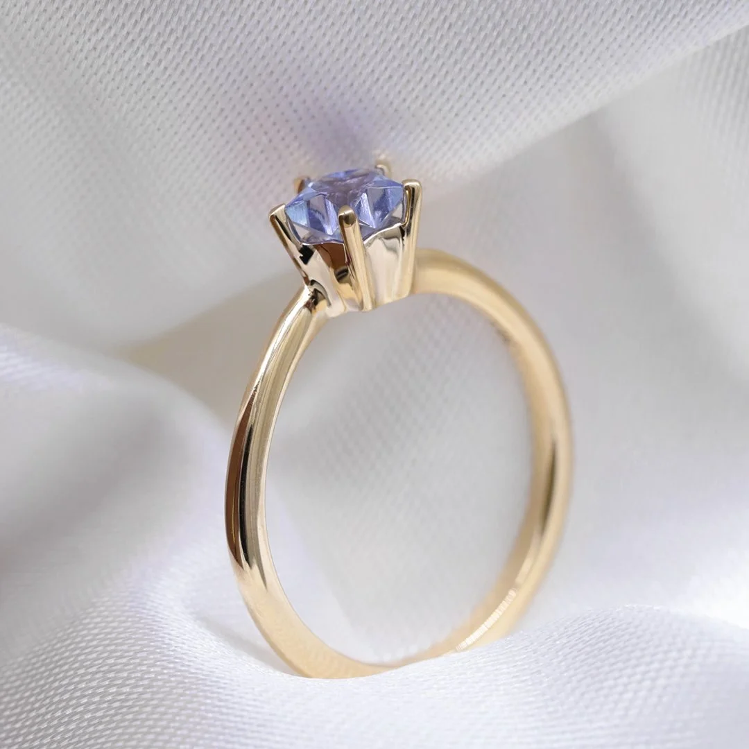 (Maretta) Anillo de oro amarillo 14k con tanzanita estrella - TUGARIM