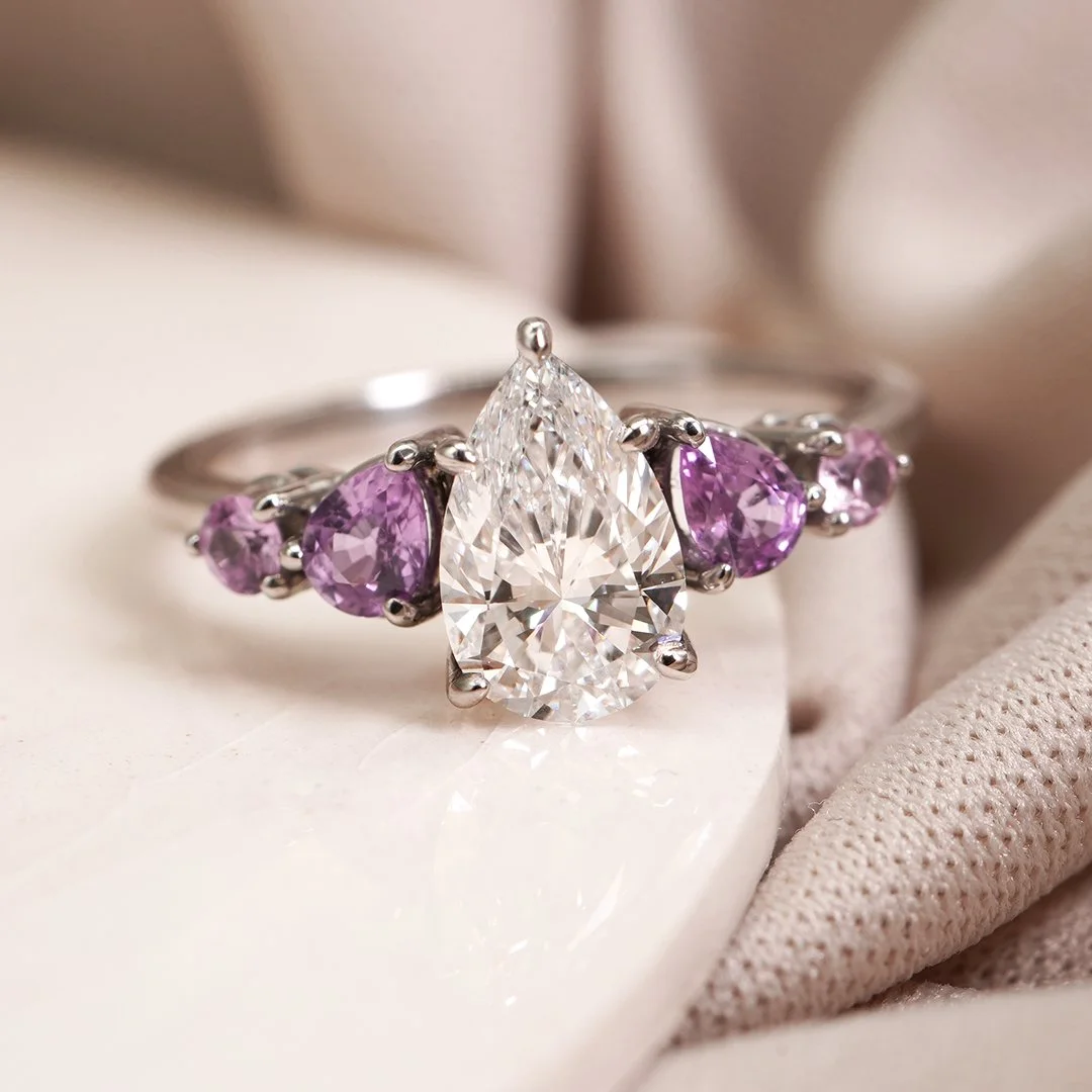 Anillo de oro blanco 14K con diamante IGI y zafiros rosas - TUGARIM