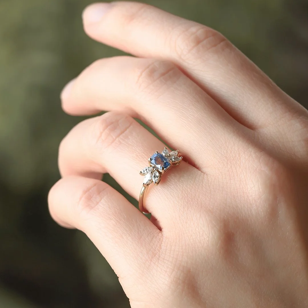 Anillo oro amarillo 14k con zafiro azul y diamantes lab - TUGARIM