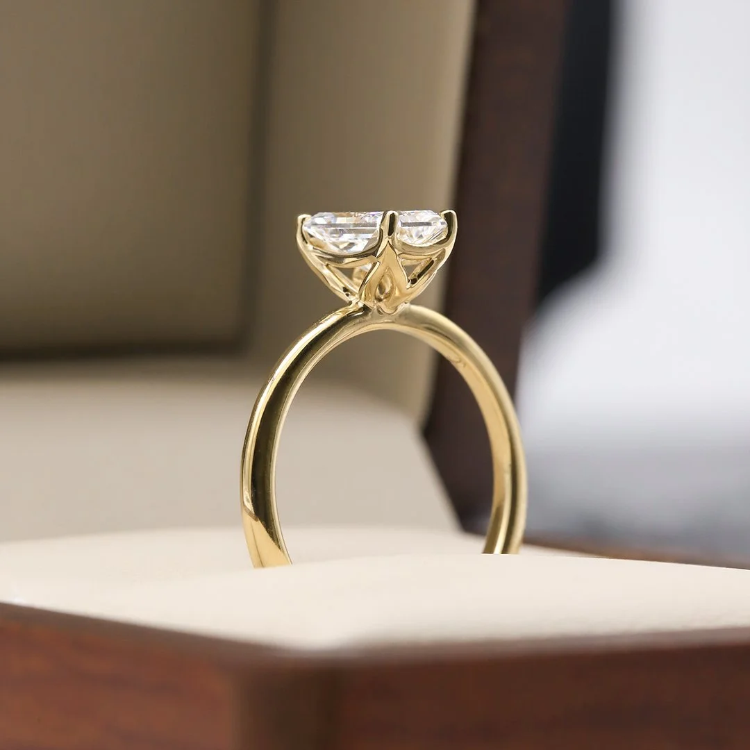 (Loto) Anillo de compromiso de oro amarillo 14K con diamante de laboratorio radiante - TUGARIM