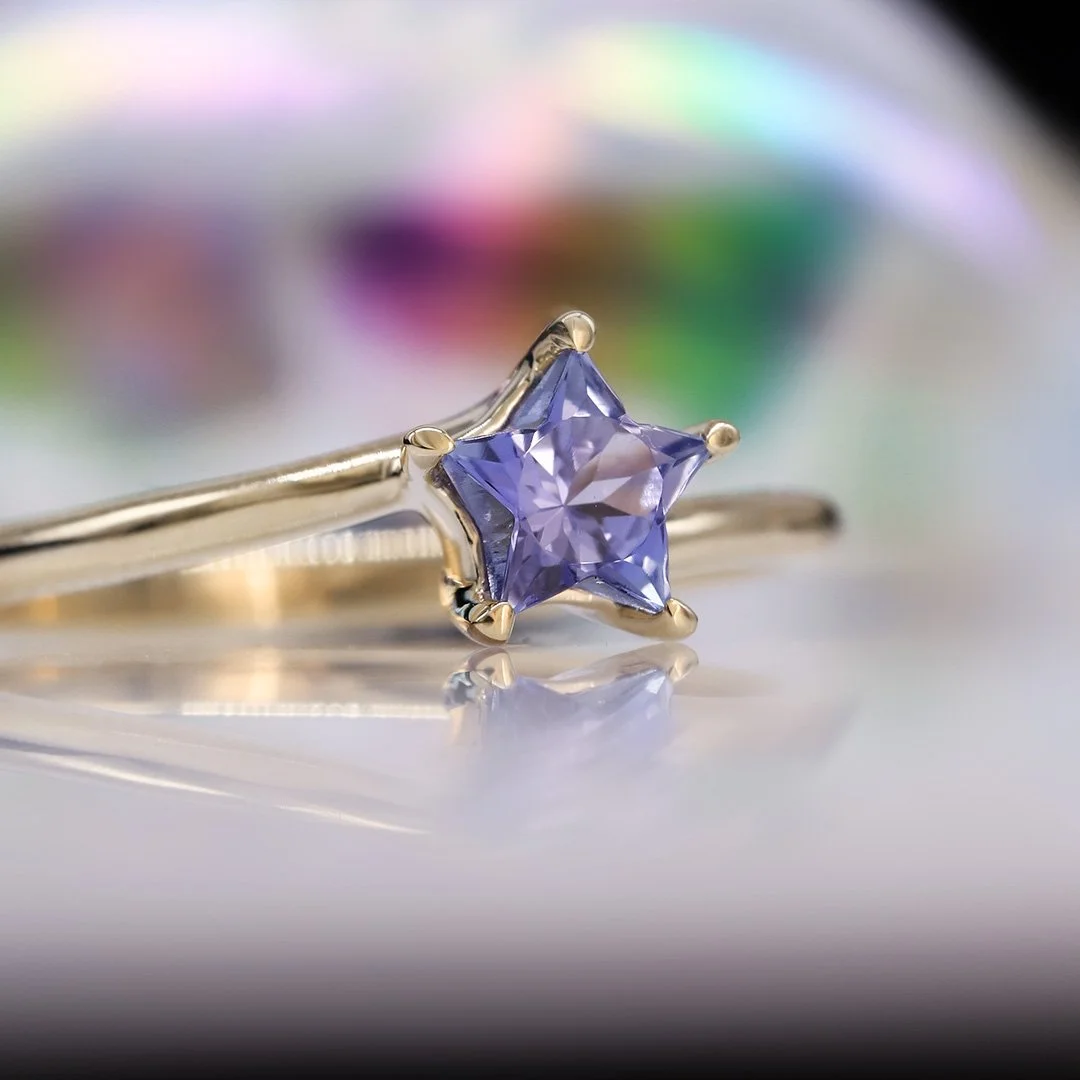 (Maretta) Anillo de oro amarillo 14k con tanzanita estrella - TUGARIM