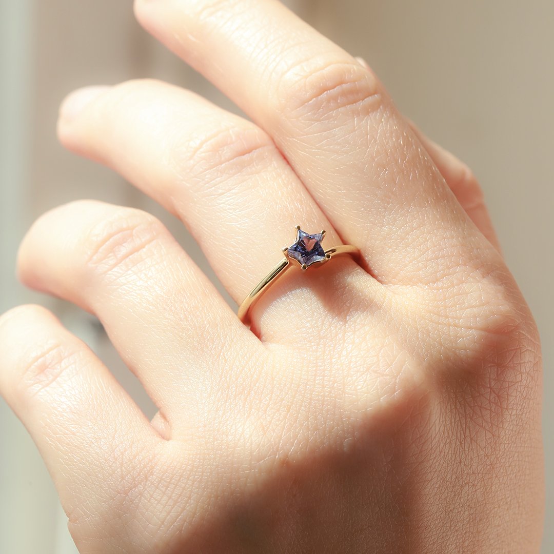 (Maretta) Anillo de oro amarillo 14k con tanzanita estrella - TUGARIM