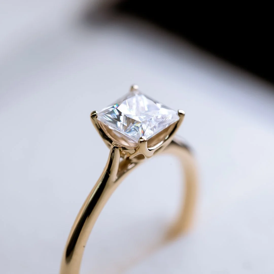 (Loto) Anillo de compromiso de oro amarillo 14K con diamante lab princesa - TUGARIM