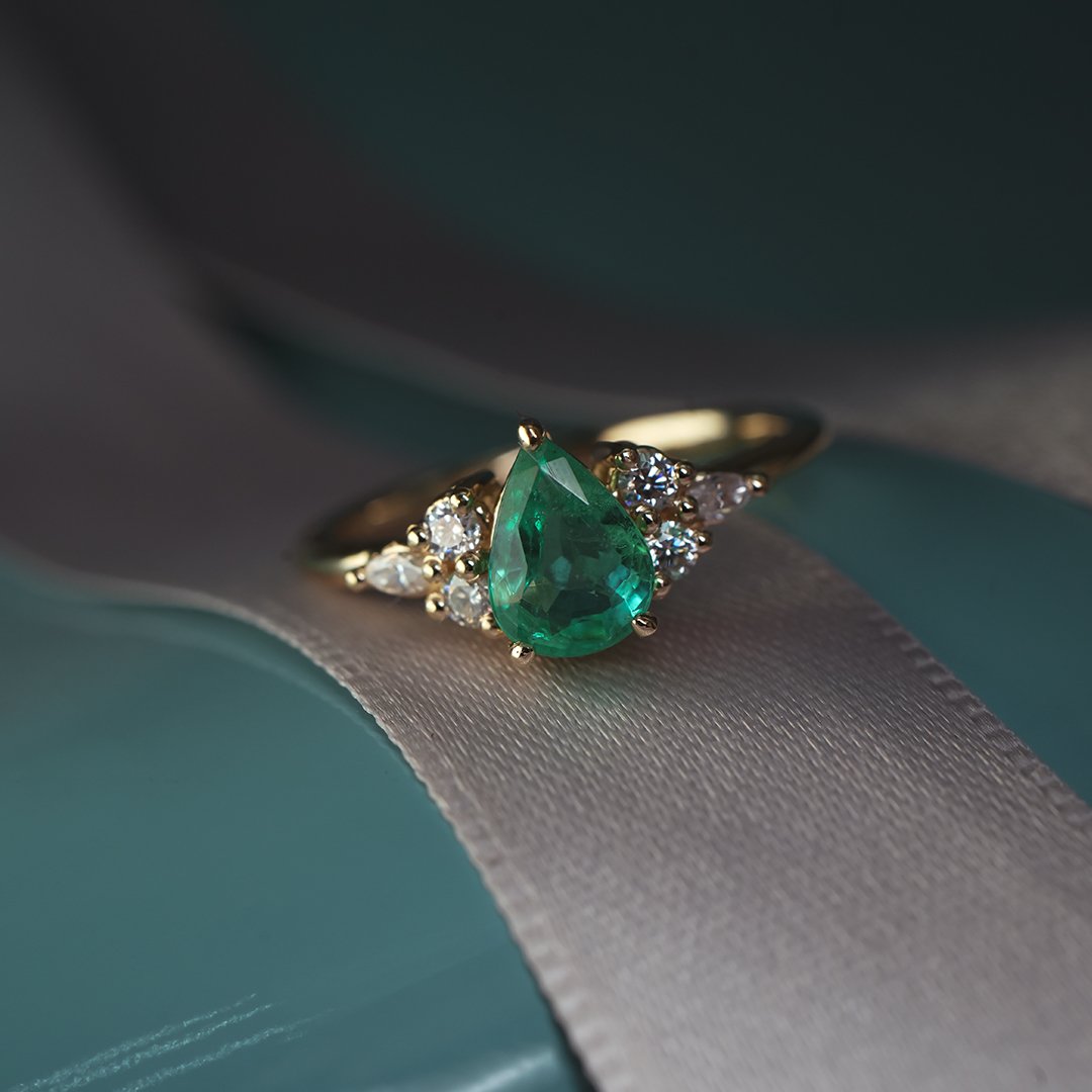 (BIRDIE) Anillo de oro amarillo 14k con esmerlada y diamantes lab - TUGARIM