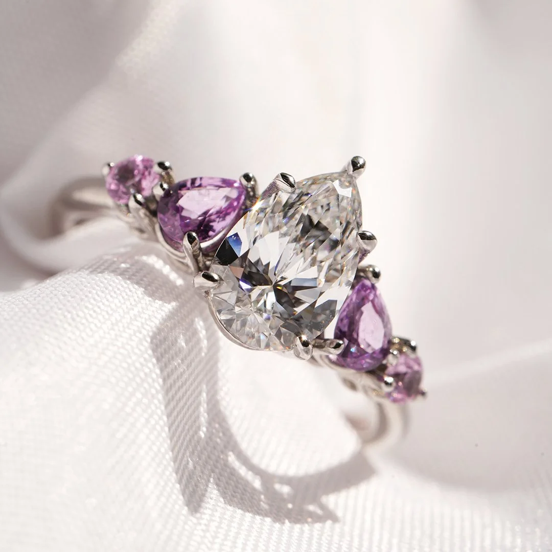 Anillo de oro blanco 14K con diamante IGI y zafiros rosas - TUGARIM