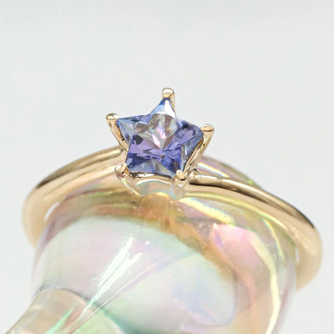 (Maretta) Anillo de oro amarillo 14k con tanzanita estrella - TUGARIM