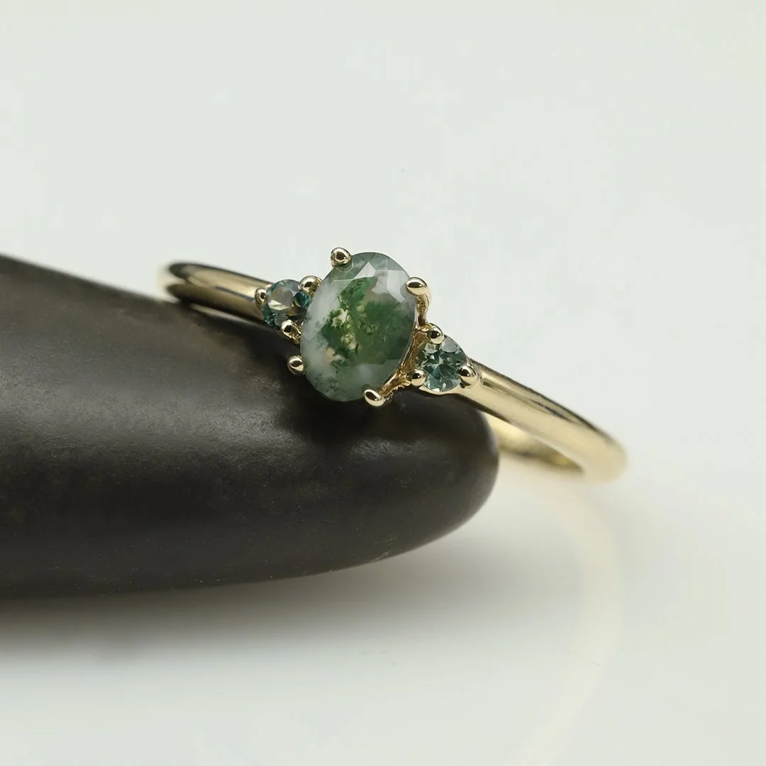 Anillo de oro 14K con ágata musgosa y zafiros verdes - TUGARIM