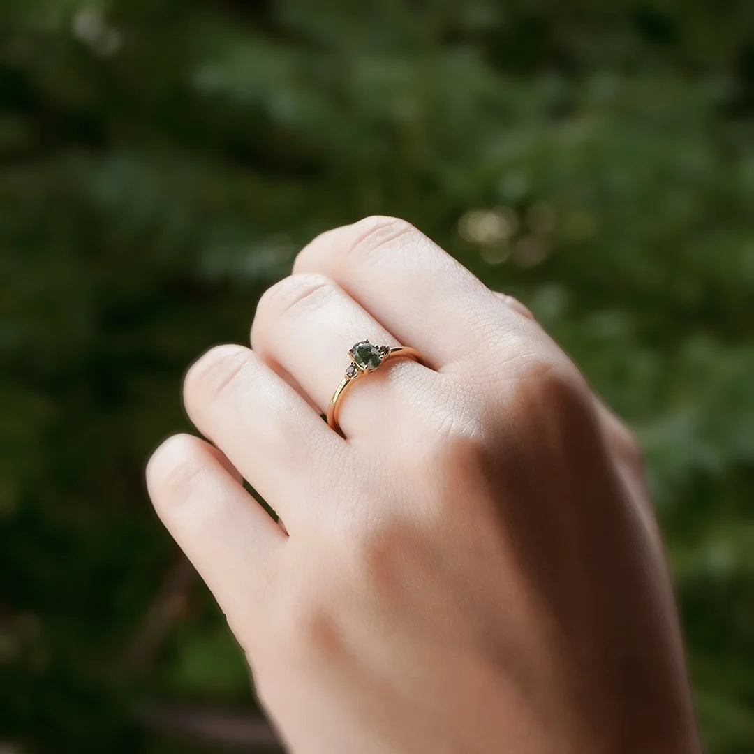 Anillo de oro 14K con ágata musgosa y zafiros verdes - TUGARIM