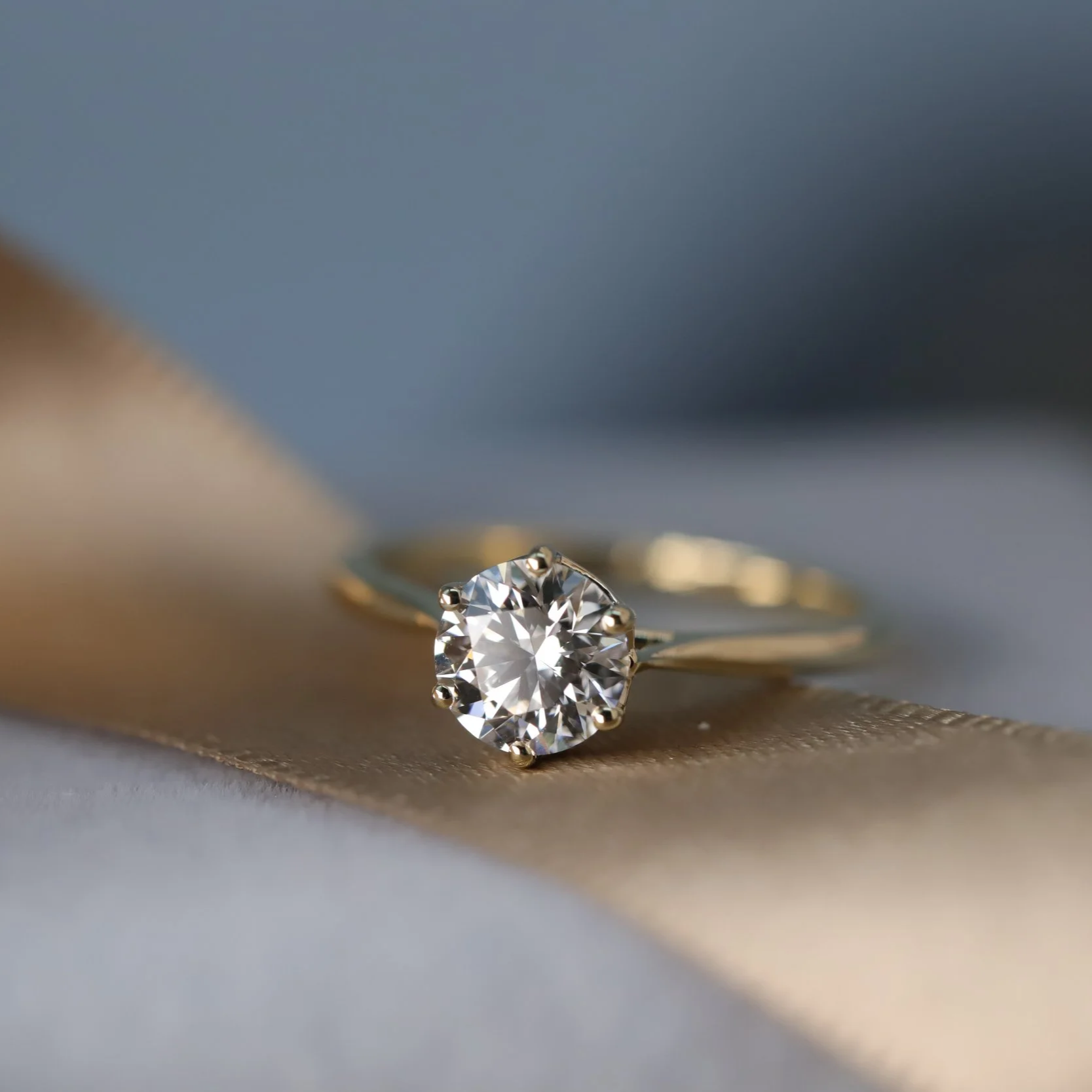 (Loto) Anillo de compromiso de oro amarillo 14K con diamante lab - TUGARIM