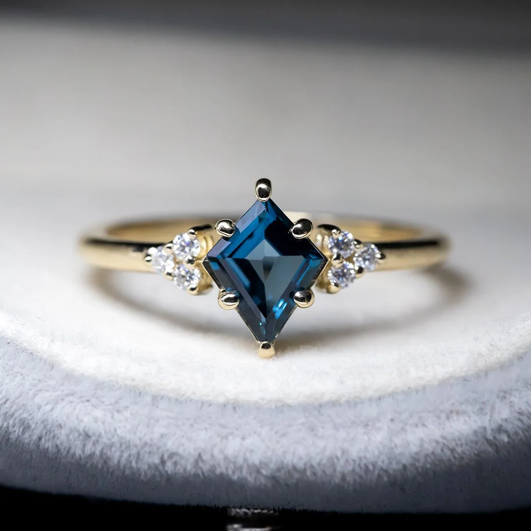 Anillo oro amarillo 14k con topacio london cometa  y diamantes lab