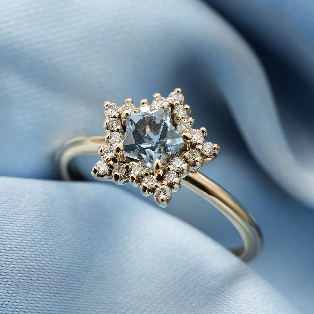 (STARLIGHT) Anillo oro amarillo 14k con aguamarina estrella y diamantes