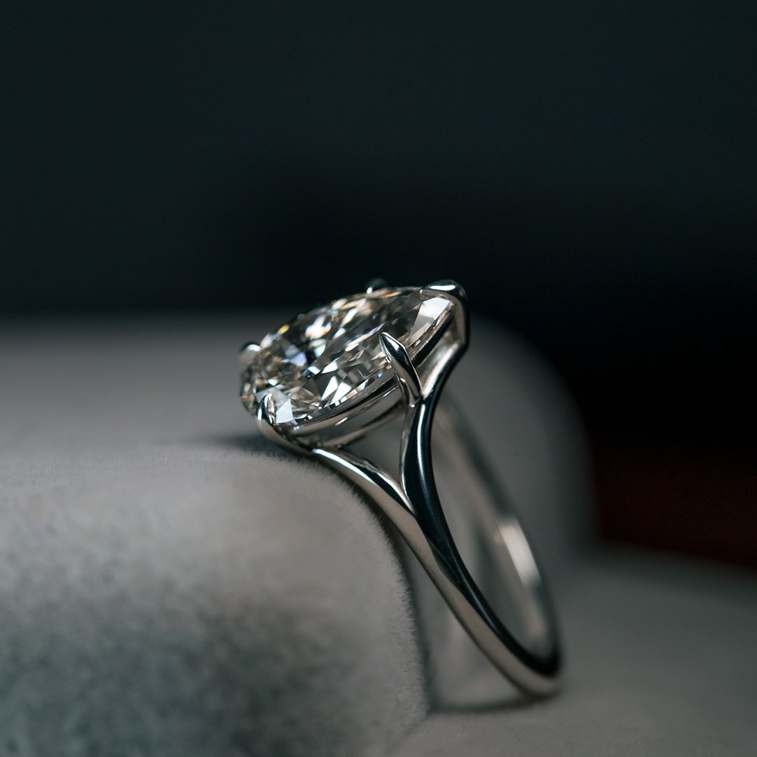 (Split Shank) Anillo de compromiso de oro blanco 14K con moissanita - TUGARIM