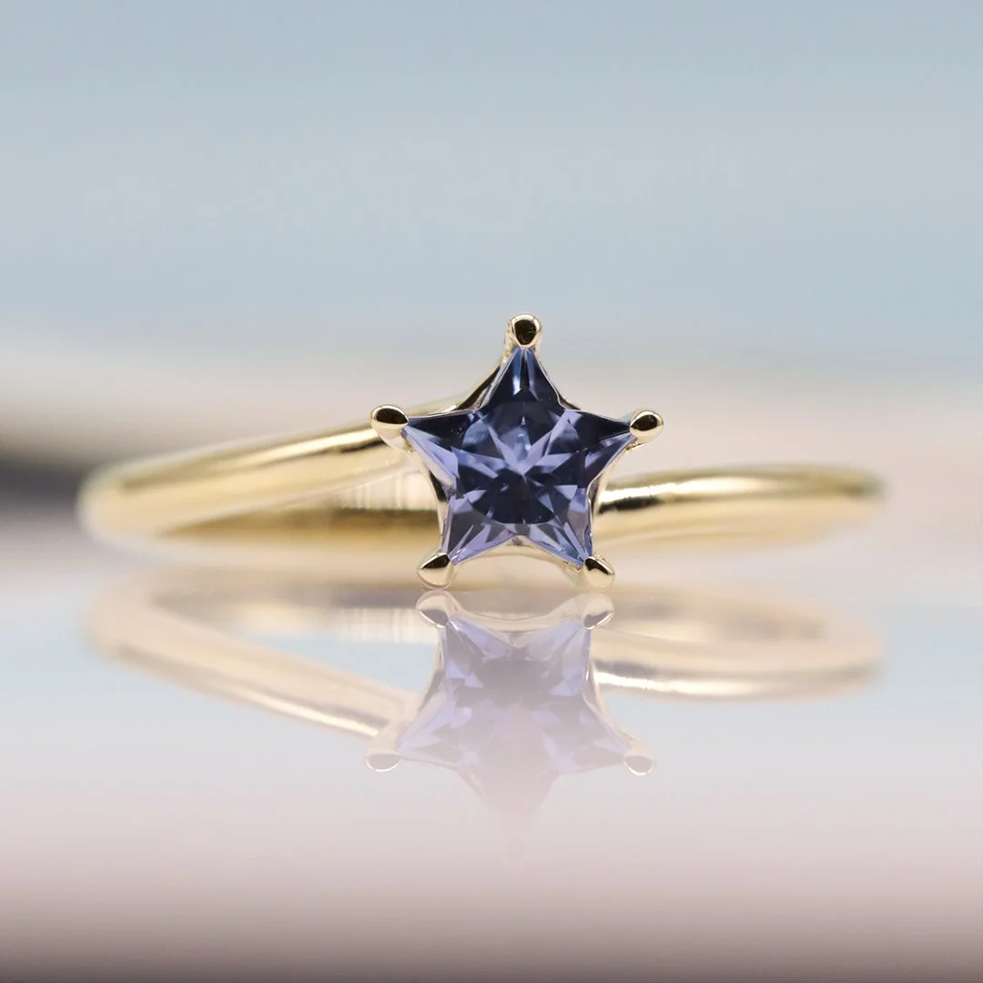(Maretta) Anillo de oro amarillo 14k con tanzanita estrella - TUGARIM