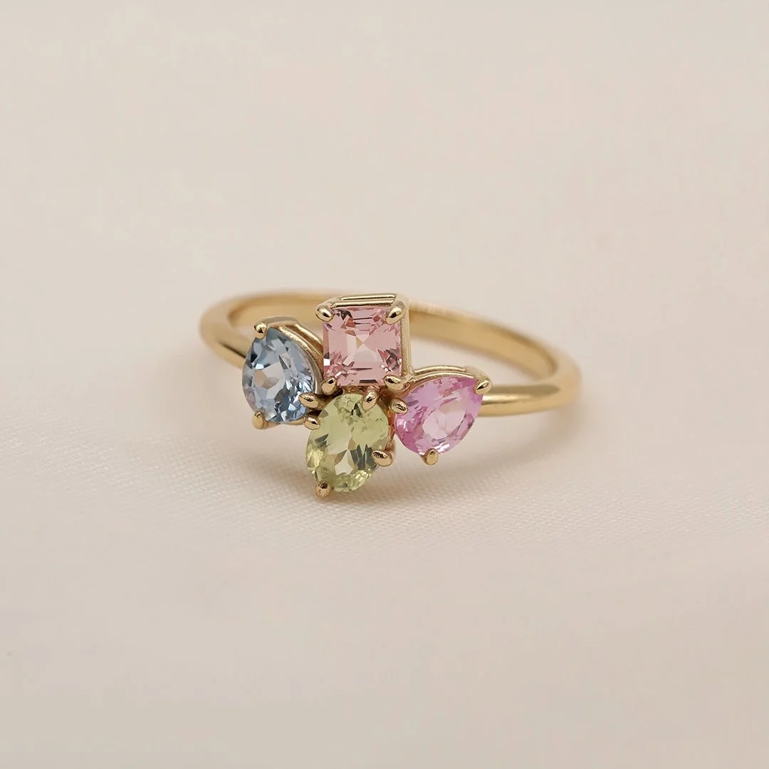 (Ensueño) Anillo de oro amarillo 14k con zafiros pastel