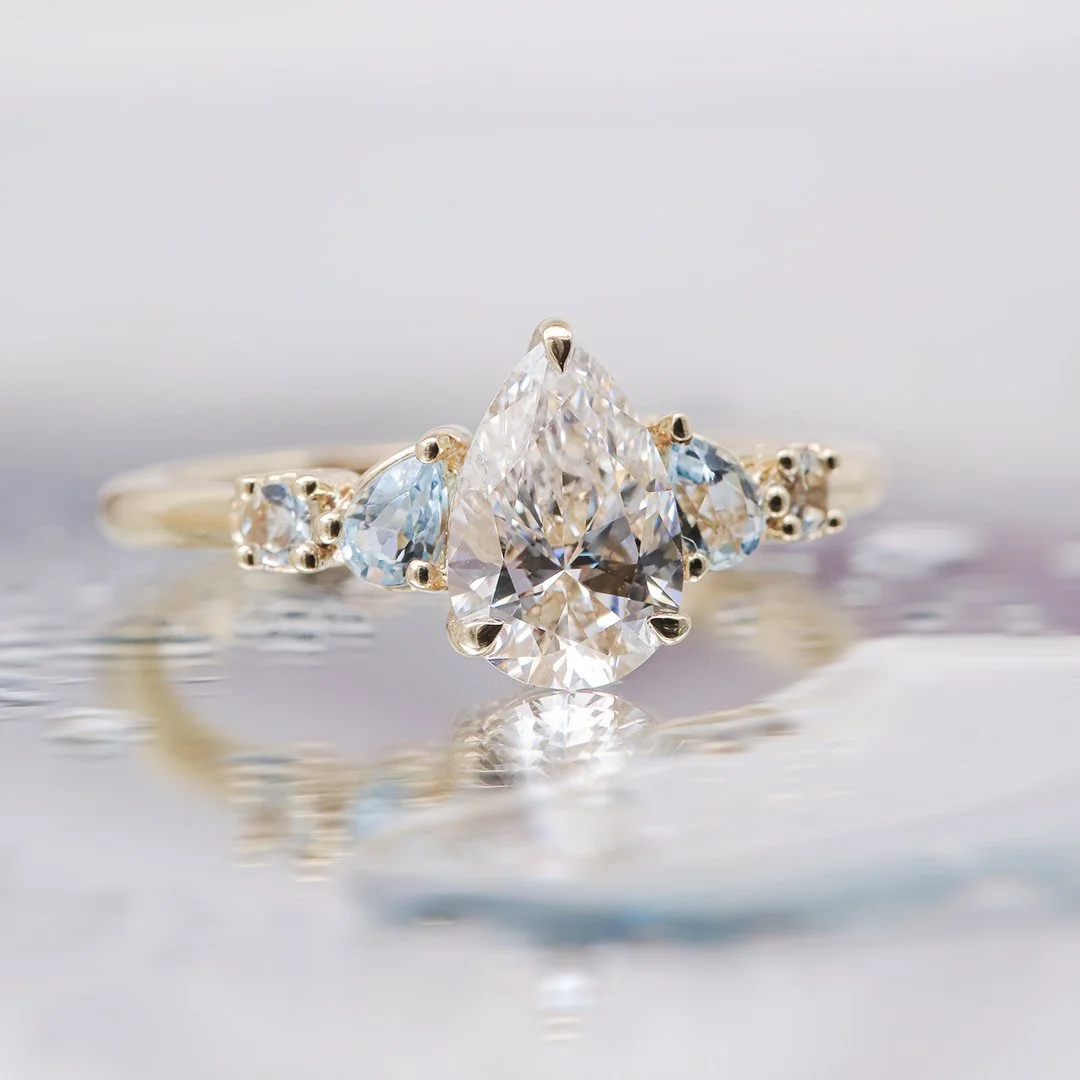 Anillo de oro amarillo 14K con diamante lab y aguamarinas - TUGARIM